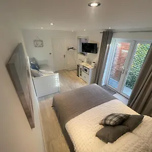 Modern Stylish Flat Near Leigh On Sea. Hadleigh (Essex)
